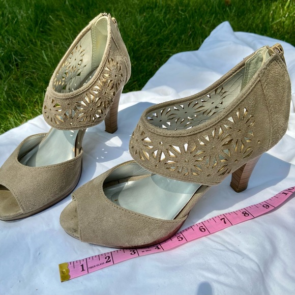 Fashion Bug Taupe Faux Suede Peep-Toe Platform Sandals size 9.5 US. - Picture 7 of 7